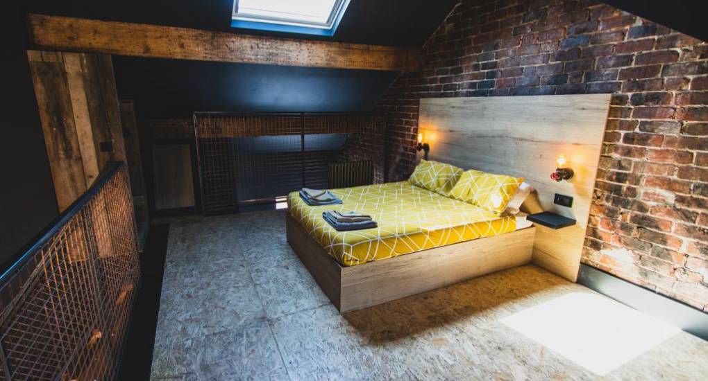  upper level double bed