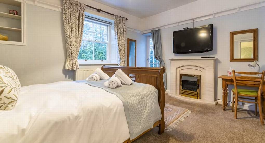 Forest of Dean party cottage and hot tub at Deans Forest Retreat bedroom 3 of 11