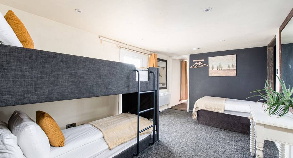 hen-accommodation-bristol-bedroom6