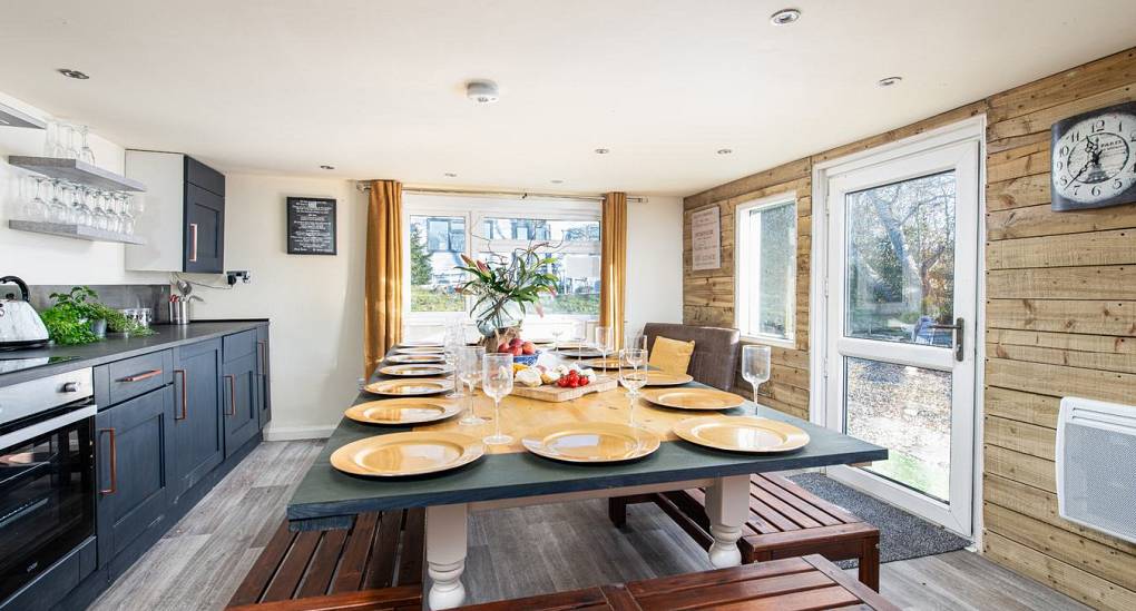 hen-accommodation-bristol-dinning-room1