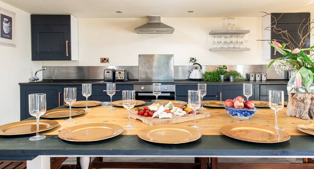 hen-accommodation-bristol-dinning-room2