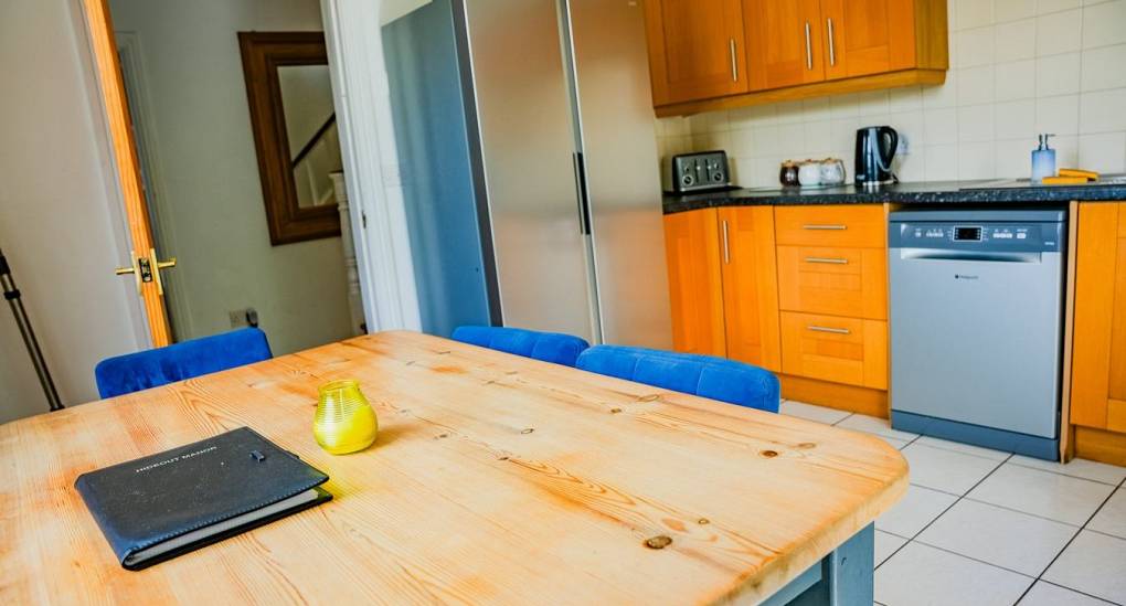 Kitchen breakfast table 