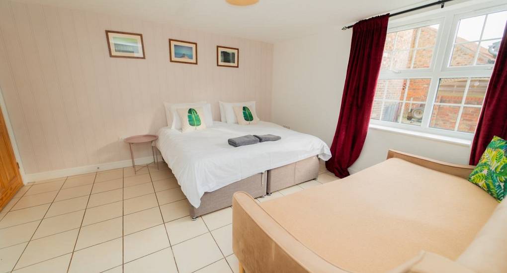 Double or twin room with tiled floor