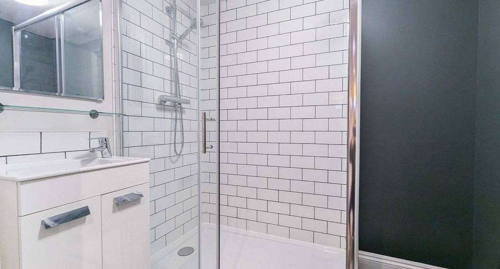 Large shower room in iBrighton