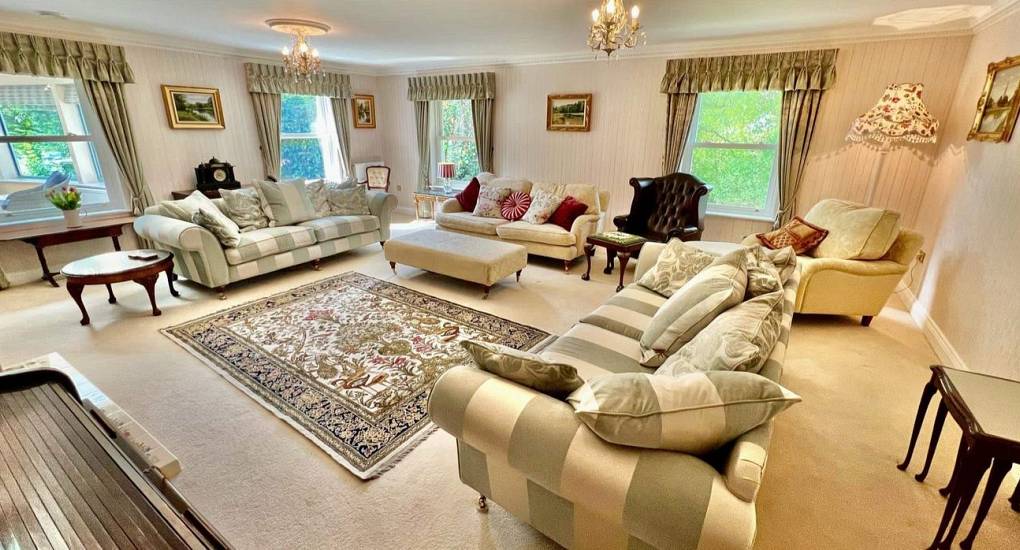 new-forest-bedroom-hen-do-accommodation-lounge-4