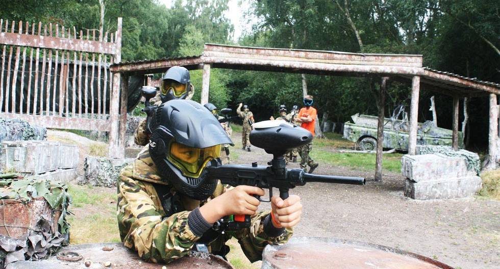 Paintball player takes aim at their target